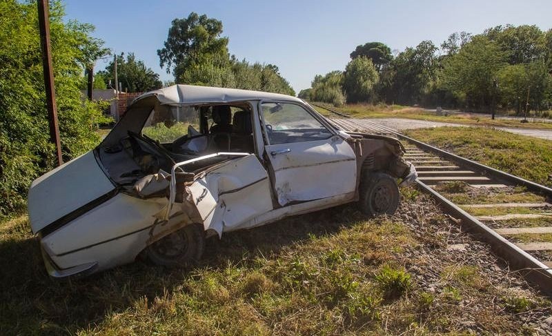 AZUL: UN TREN DE CARGA ARROLLÓ A UN AUTOMÓVIL