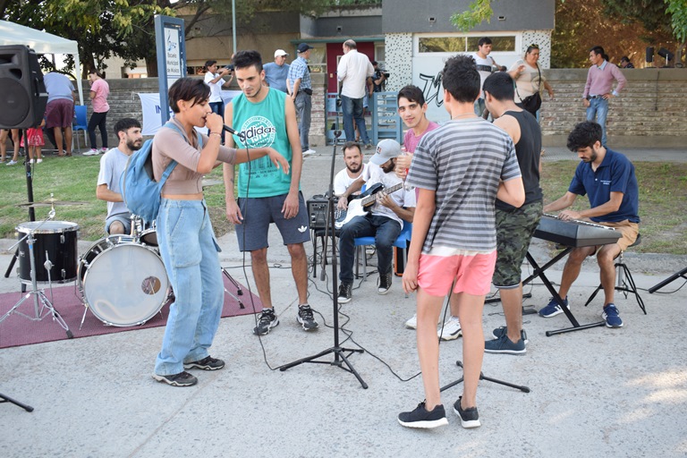 Graffiti en vivo, música y exhibición de freestyle en la Escuela de Música