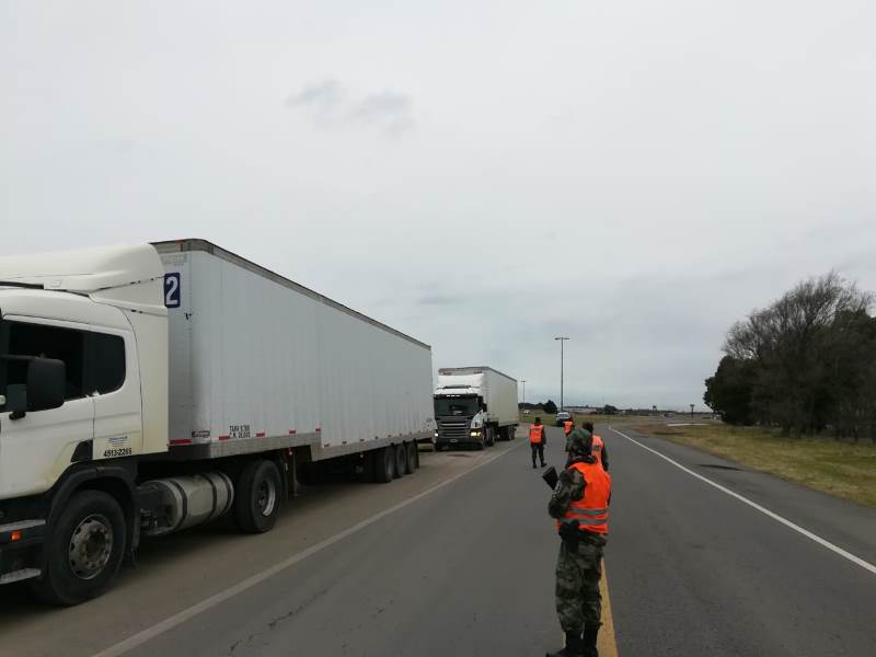 Un total de 57 personas y 49 vehículos han sido identificados en diferentes controles