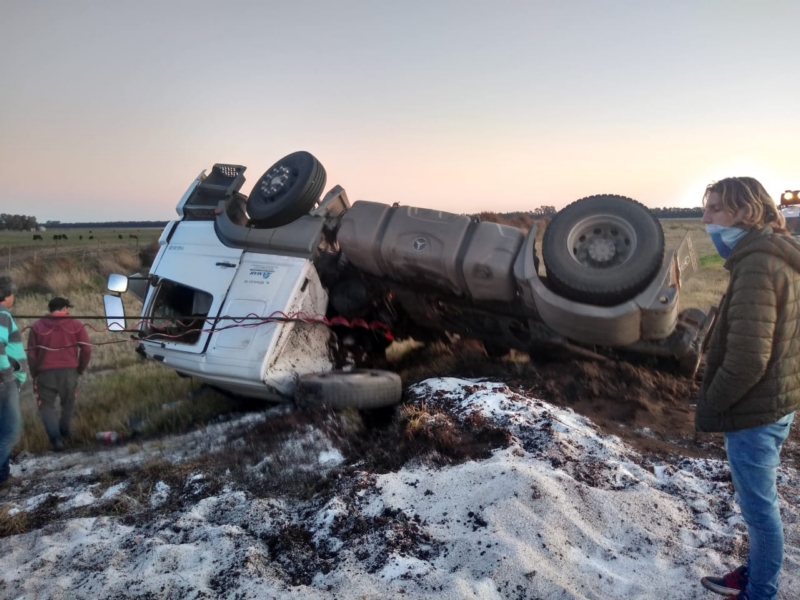 Volcó un camión en la Ruta 3 cerca de Aparicio