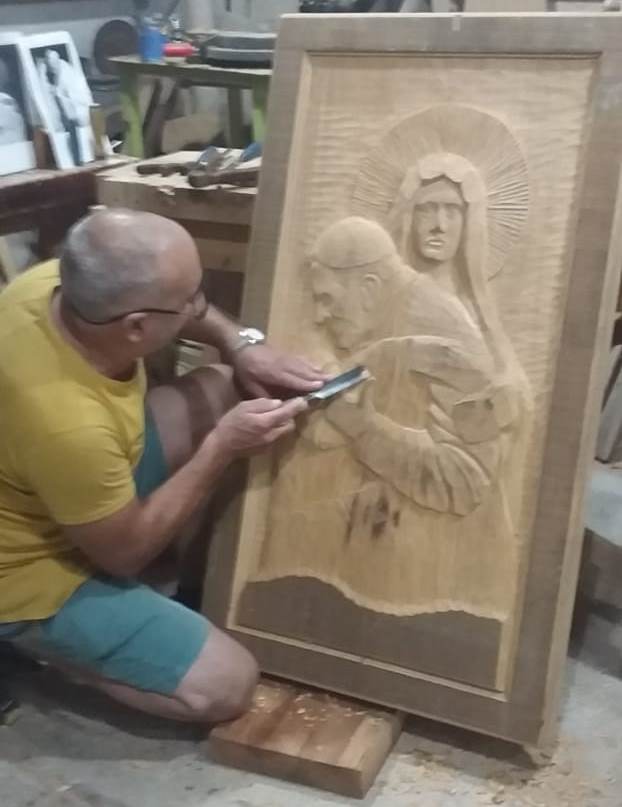 Roberto Mandrini trabaja en dos Relieves del Papa Juan Pablo II