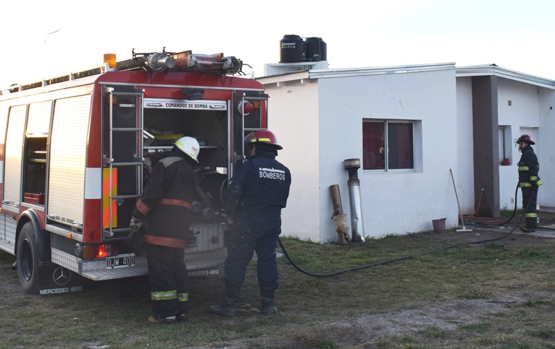 Dos dotaciones de Bomberos trabajaron en el incendio de una vivienda