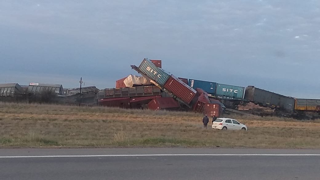 Impresionante descarrilamiento de un tren de carga en Bahía Blanca