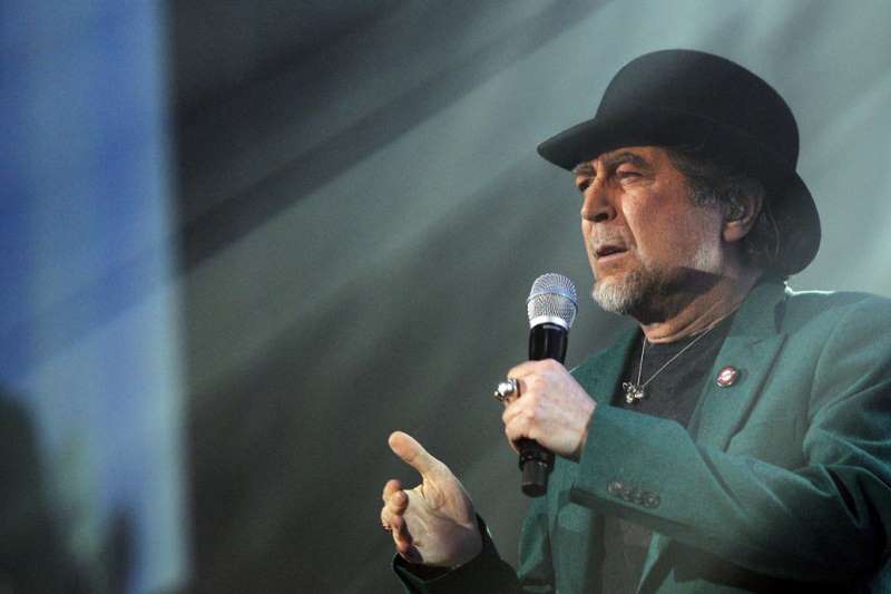 Operaron de urgencia a Joaquín Sabina por un derrame cerebral tras la caída que sufrió en un show