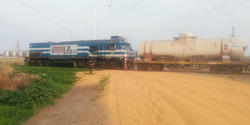 Un tren embistió el acoplado de un camión cerealero