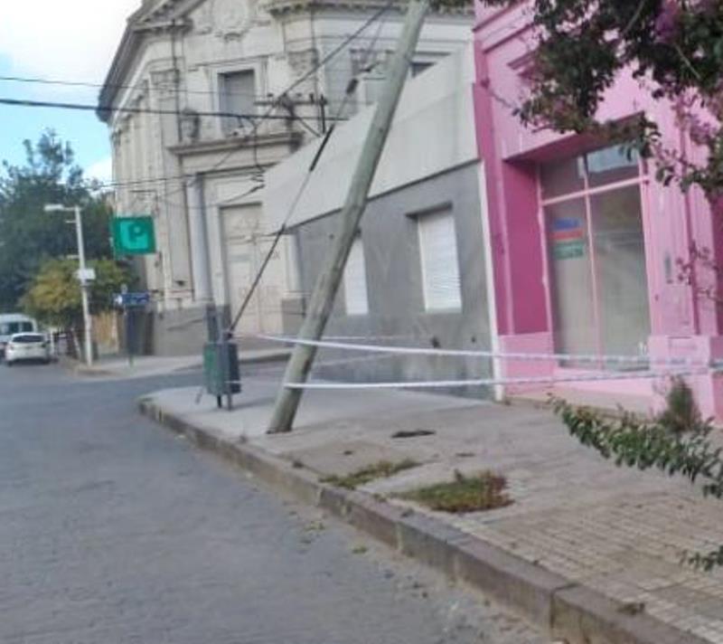 Precaución por otro poste caído en pleno radio céntrico