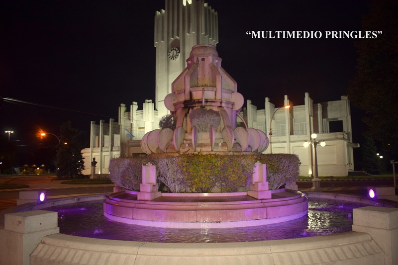 LAS FUENTES DE LA PLAZA PRINGLES ESTÁN ILUMINADAS DE VIOLETA