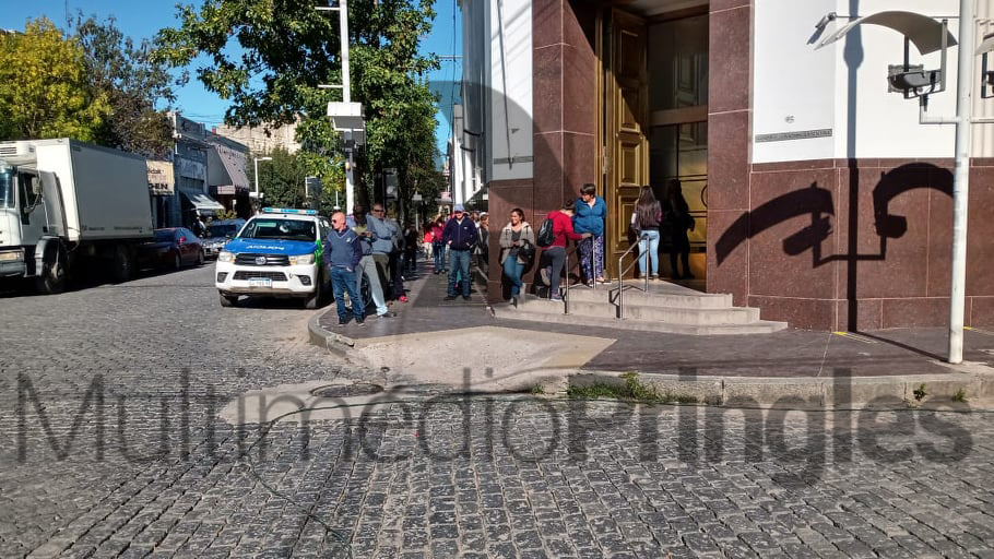 EN CUARENTENA: LARGAS FILAS DE PERSONAS QUE SUPERAN LOS 100 METROS EN LAS SUCURSALES BANCARIAS