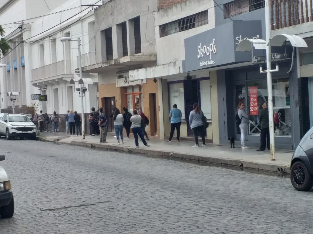 LARGAS FILAS DE HASTA UNA CUADRA EN LAS DIFERENTES SUCURSALES BANCARIAS DE NUESTRA CIUDAD