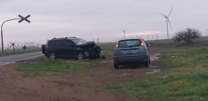 RUTA 51: Un auto chocó contra una formación de un tren
