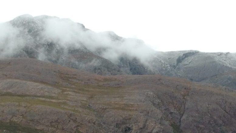 Una jornada de sábado con intenso frío y nieve en los cerros de Ventania