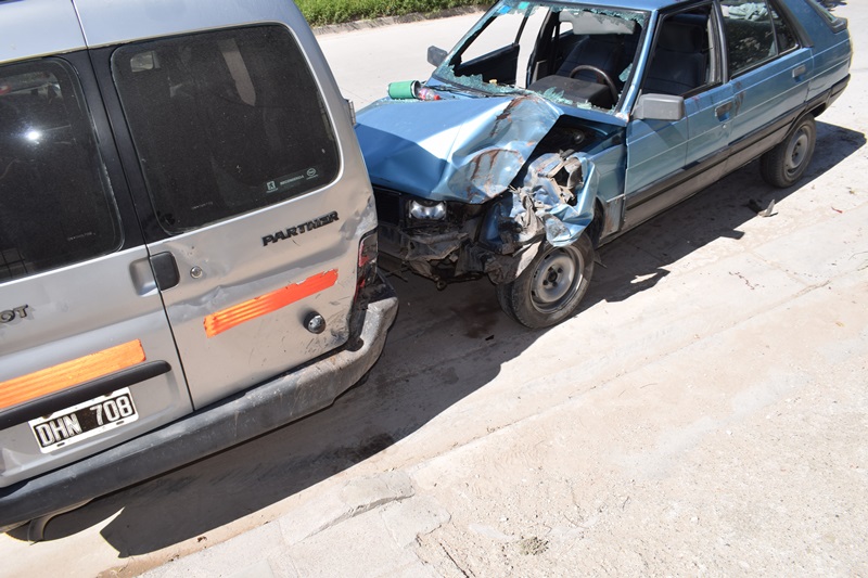 Dos heridos, tras colisionar contra un rodado que estaba estacionado