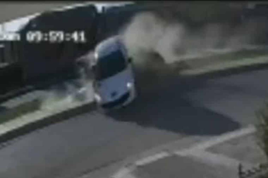 Punta Alta: perdió el control de su vehículo, derribó una farola y se cruzó de carril