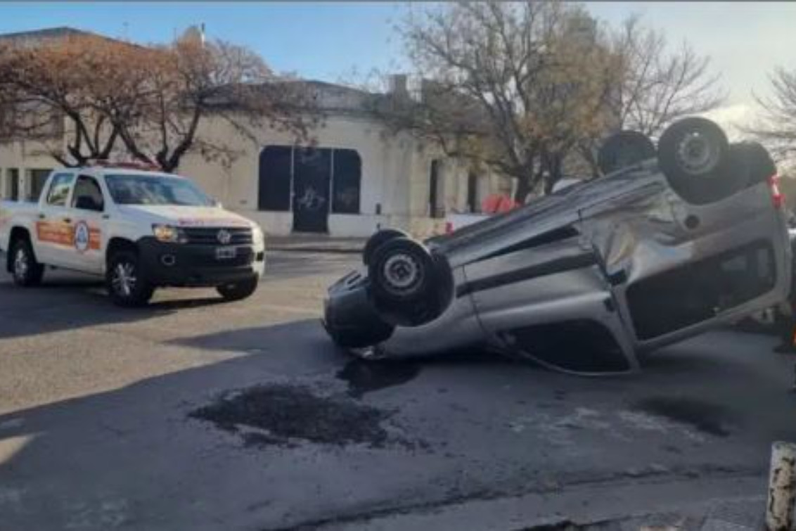 BAHÍA BLANCA: Una camioneta volcó tras un violento choque en el macrocentro