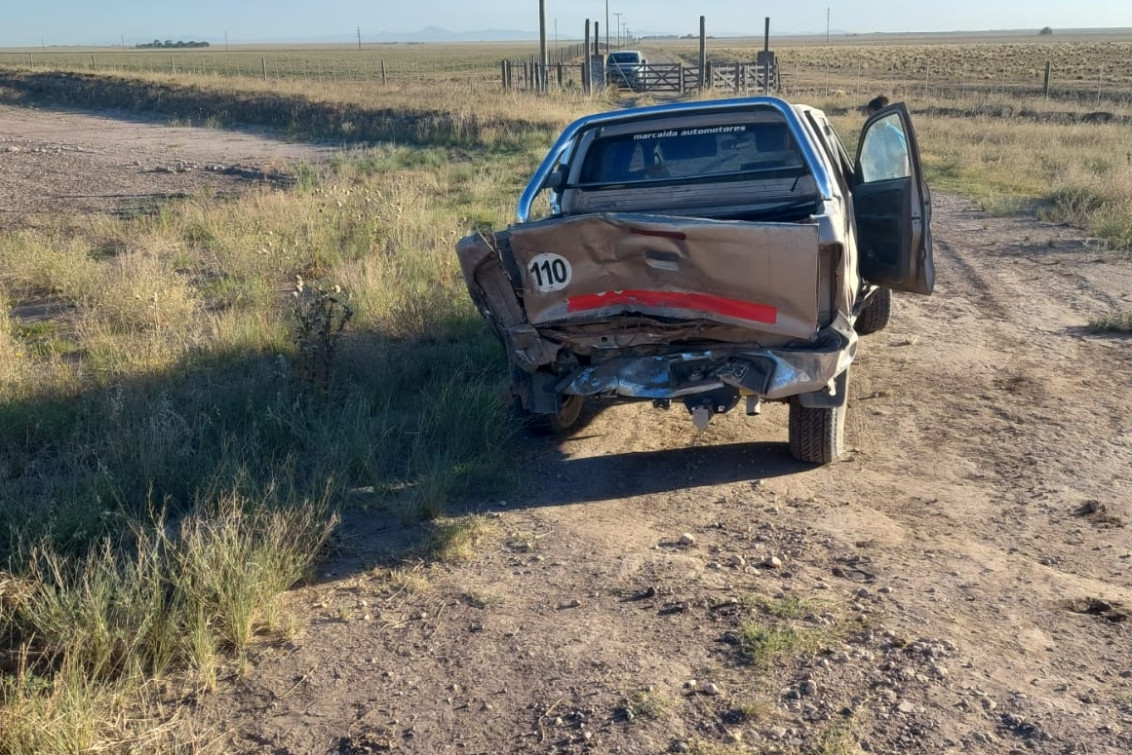 RUTA 33: Una camioneta volcó luego de ser colisionada por atrás por un camión