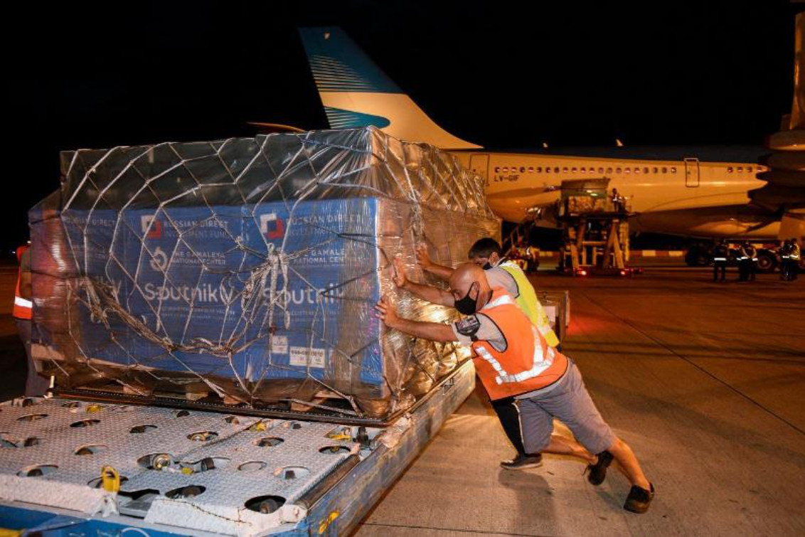 COVID-19: Arribó el primer avión de Aerolíneas Argentinas con 517.500 dosis de la vacuna Sputnik V