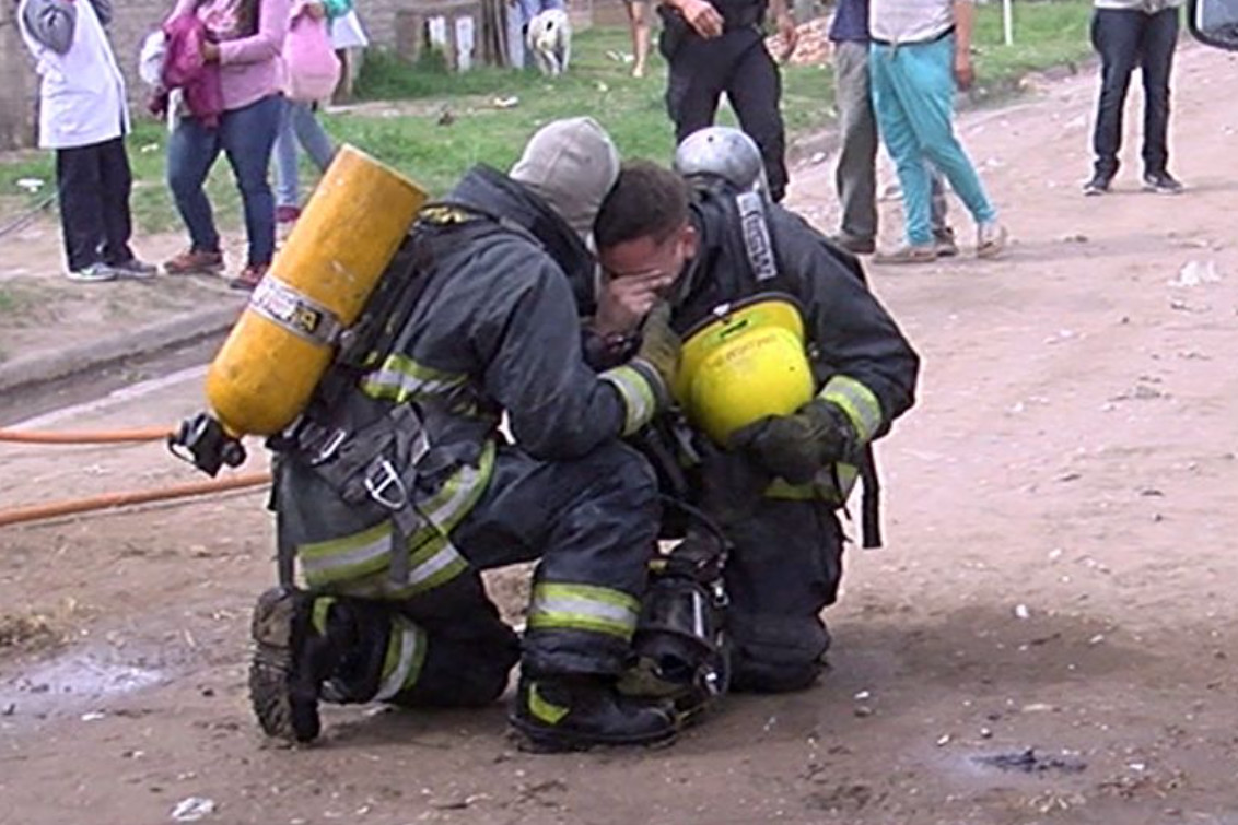 Incendio trágico: siete fallecidos, entre ellos 4 niños, en una vivienda de Bahía Blanca