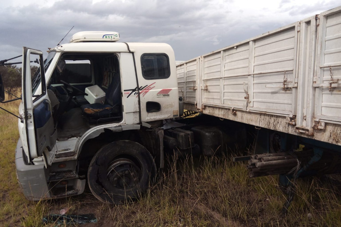 Una combi, chocó contra un camión y volcó