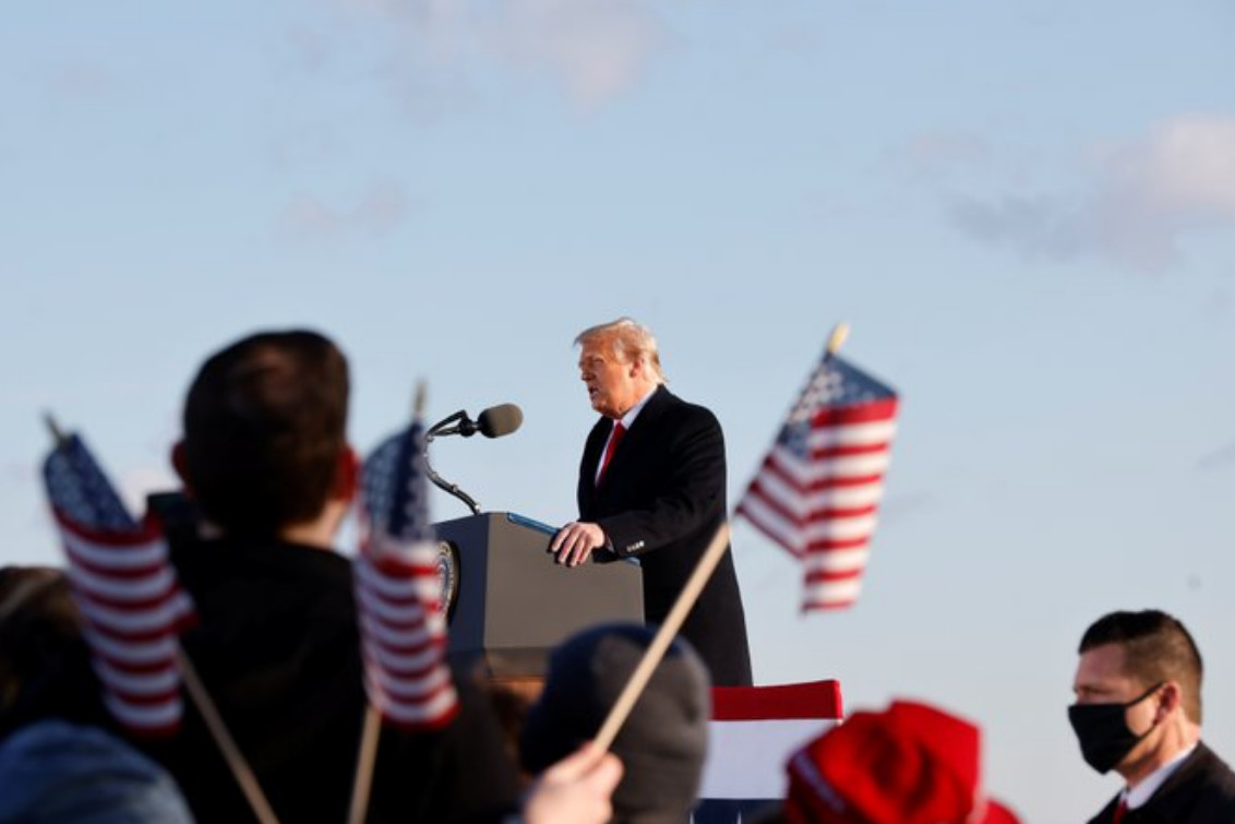 Donald Trump dejó la Casa Blanca y prometió: “Vamos a volver”