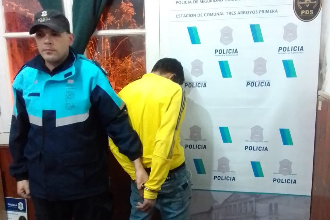 TRES ARROYOS: Chocaron un poste, un móvil policial y fueron aprehendidos