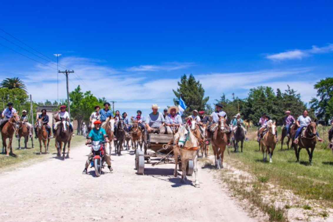 MÁS DE CIEN JINETES, DESTREZA CRIOLLA Y UN GRAN BAILE FAMILIAR POR EL ANIVERSARIO DE PONTAUT