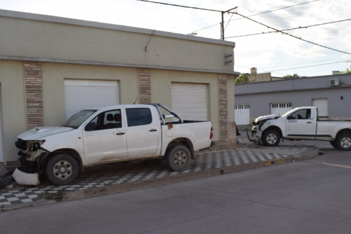 Fuerte choque entre dos camionetas en la intersección de España y Medina