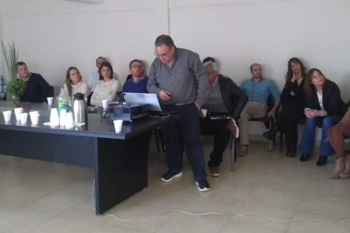 Pringlenses en la reunión mensual de Ciencias Económicas
