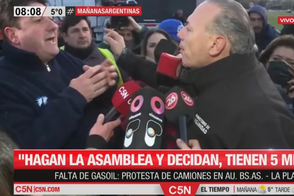 Con una intimación y policías, Berni logró liberar la Autopista Buenos Aires-La Plata