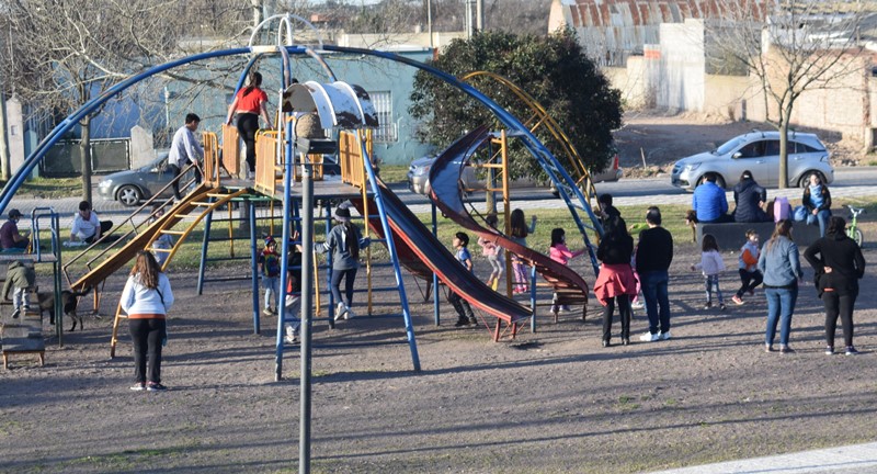 Niños y adolescentes colmaron las plazas de la ciudad