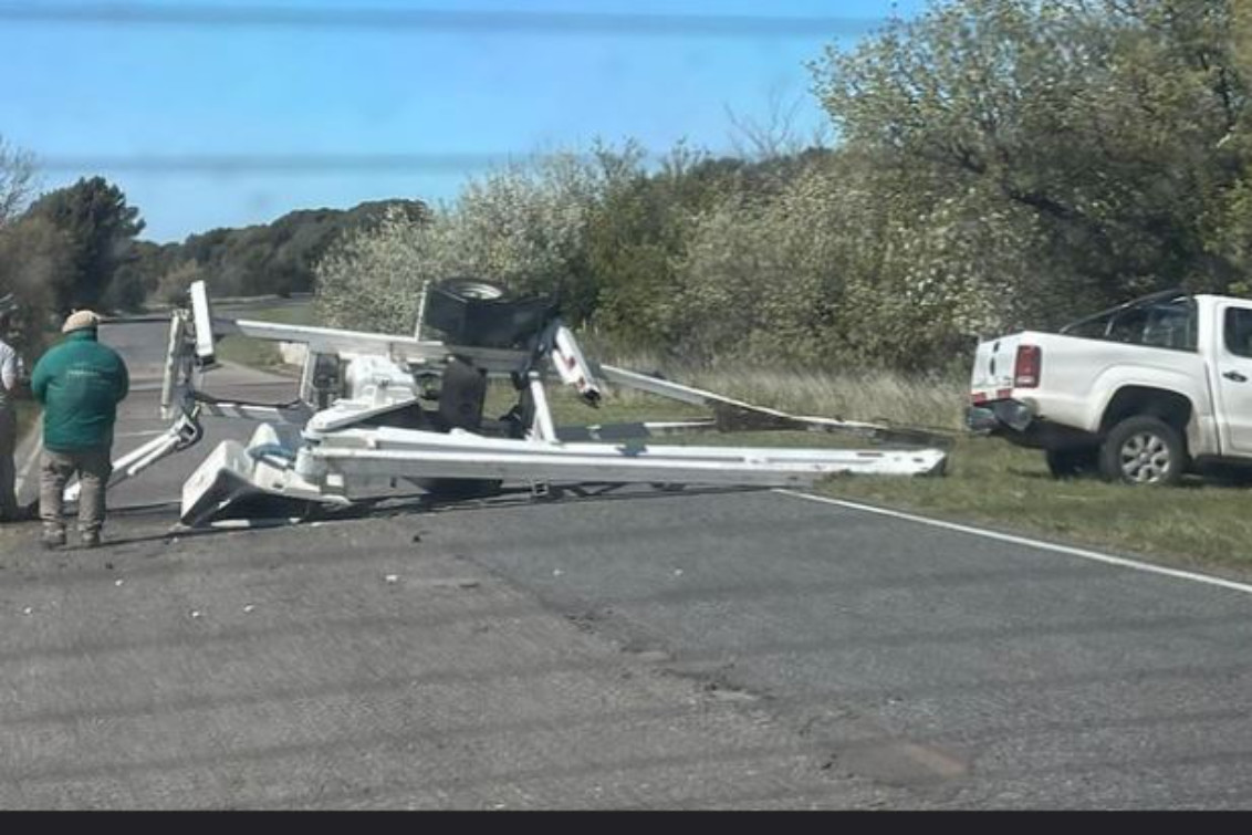 RUTA 76: Volcó una grúa municipal