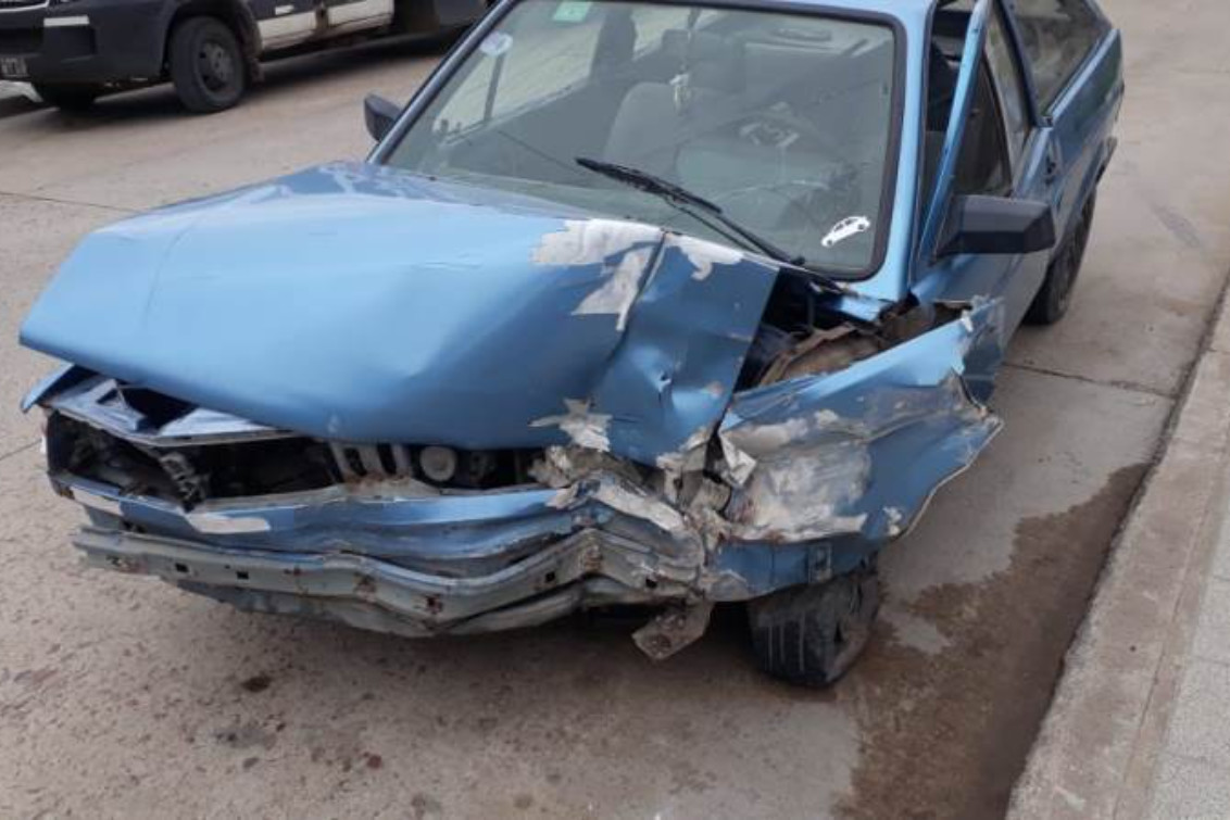 Un auto se incrustó contra el frente de una vivienda