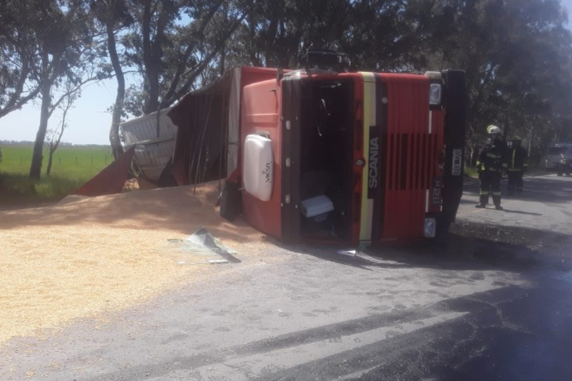 UN CAMIÓN CEREALERO VOLCÓ EN LA RUTA Nº 51 Y OBLIGÓ A INTERRUMPIR EL TRÁNSITO