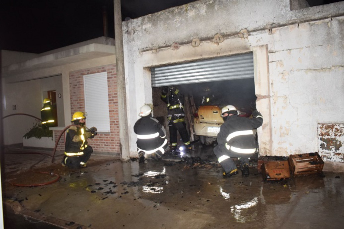 Se incendiaron dos vehículos dentro del garaje de una casa