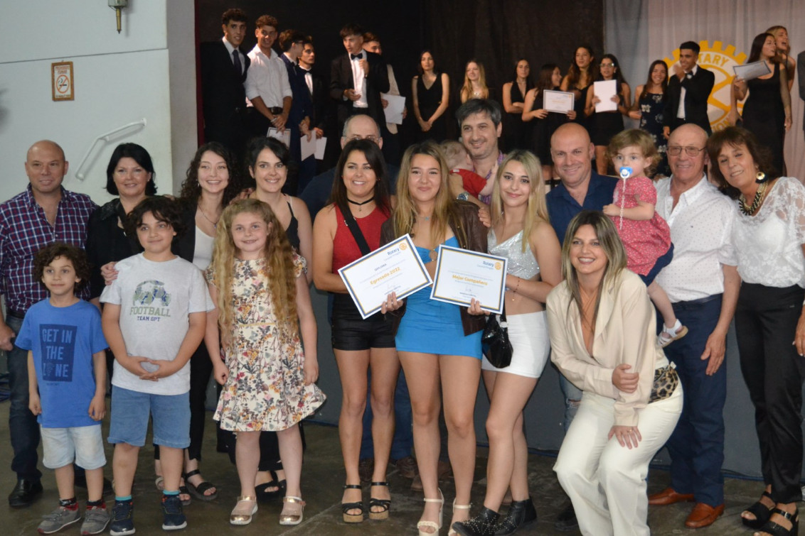 MÁS DE 200 ALUMNOS FUERON PARTE DE LA FIESTA DE EGRESADOS DEL CLUB ROTARIO