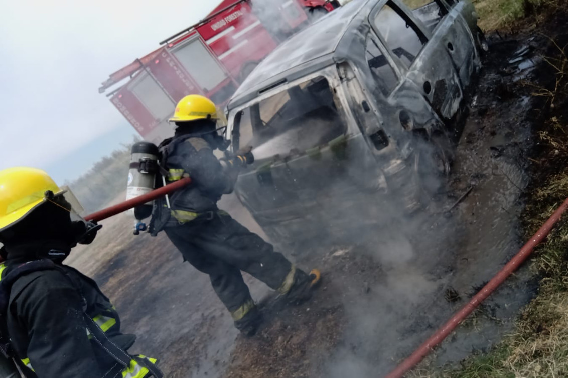 Un incendio provocó pérdidas totales en un vehículo