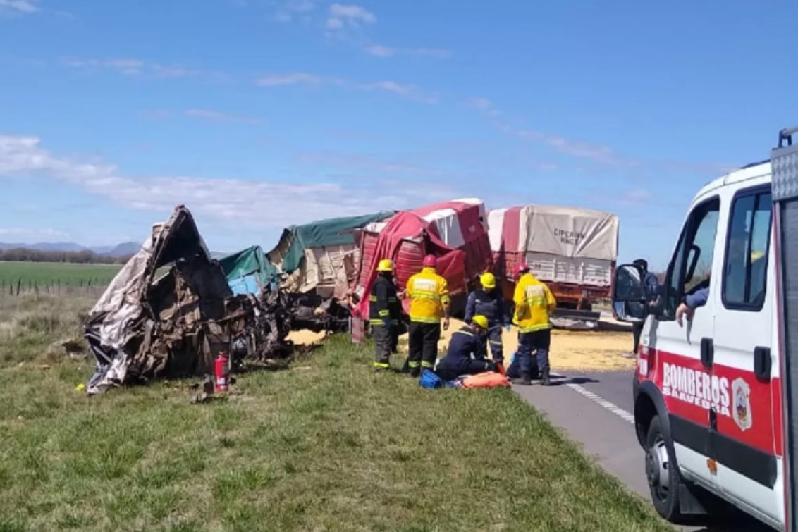 Dos camiones chocaron de frente en la ruta 33