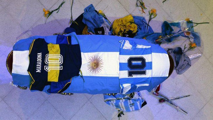 Una multitud le da el último adiós a Maradona en Casa Rosada