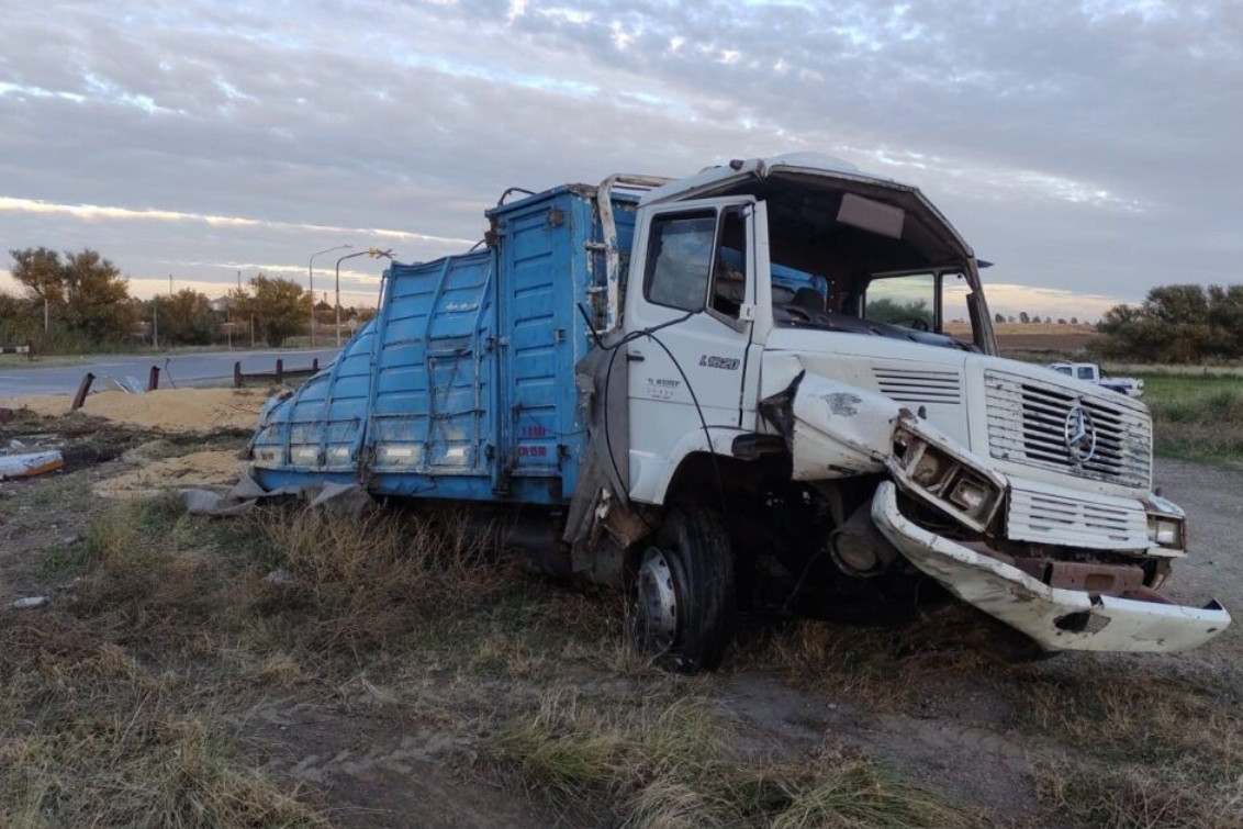 Un camión quedó totalmente destruido tras esquivar una formación ferroviaria en Pigüé