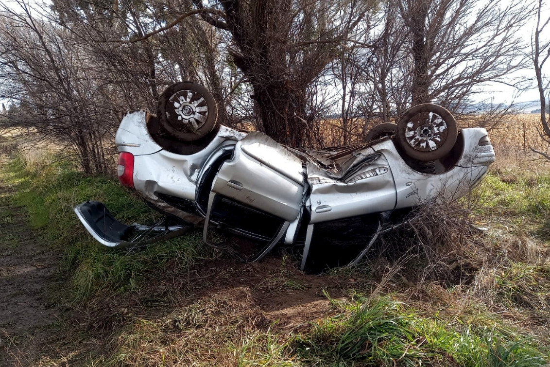 VUELCO DE VEHÍCULO EN LA RUTA Nº 76