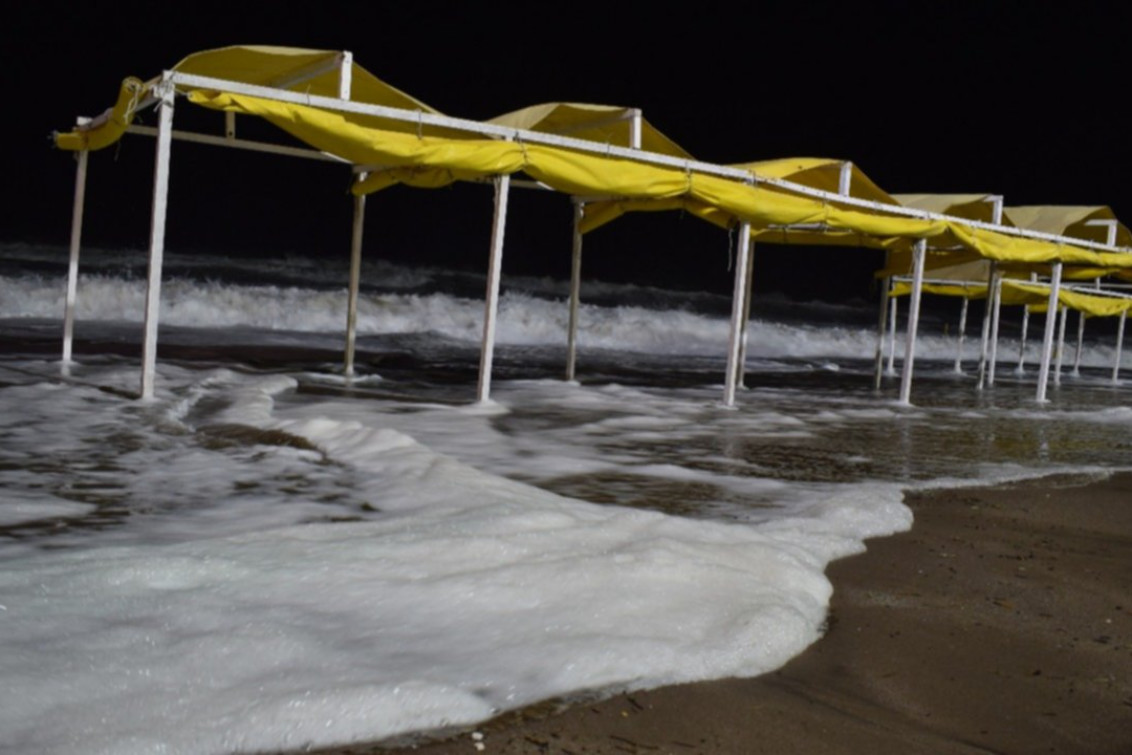 MONTE HERMOSO: por una sudestada, el agua llegó hasta la costanera