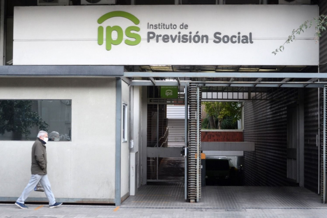 Kicillof anunció aumento del 50% para jubilaciones mínimas del IPS y bono de hasta $10.000