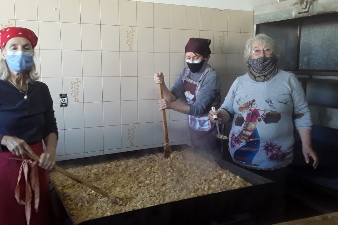 La Asociación Española organiza una gran paella