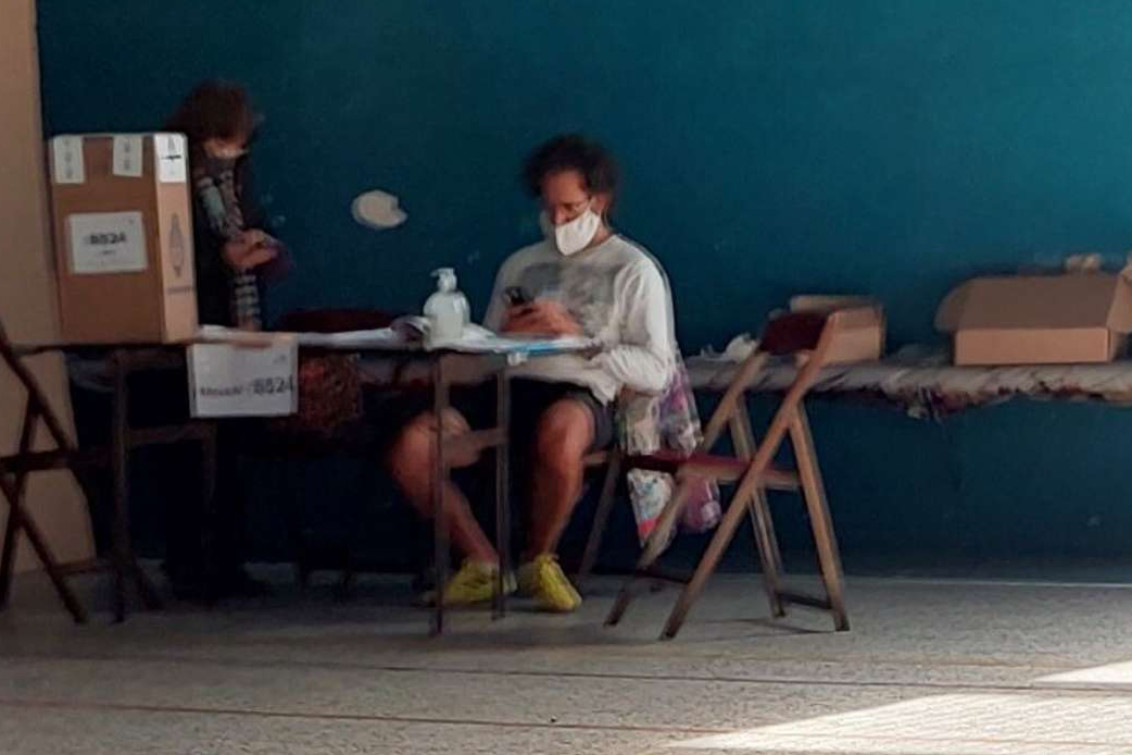 Un runner fue a votar temprano y lo dejaron como presidente de mesa