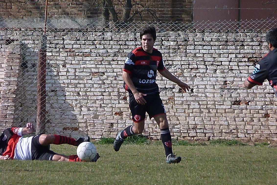 Alumni ganó y es líder