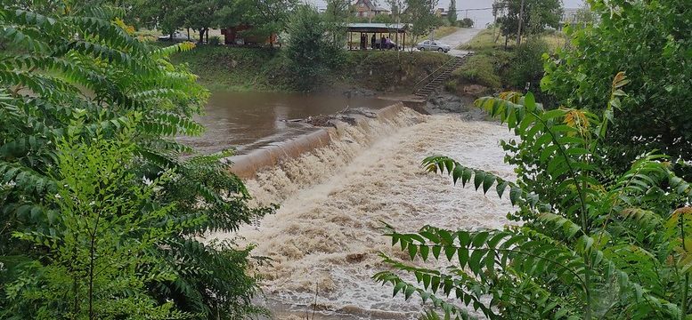 Desbordan arroyos y el Sauce Grande por las abundantes lluvias en la zona serrana