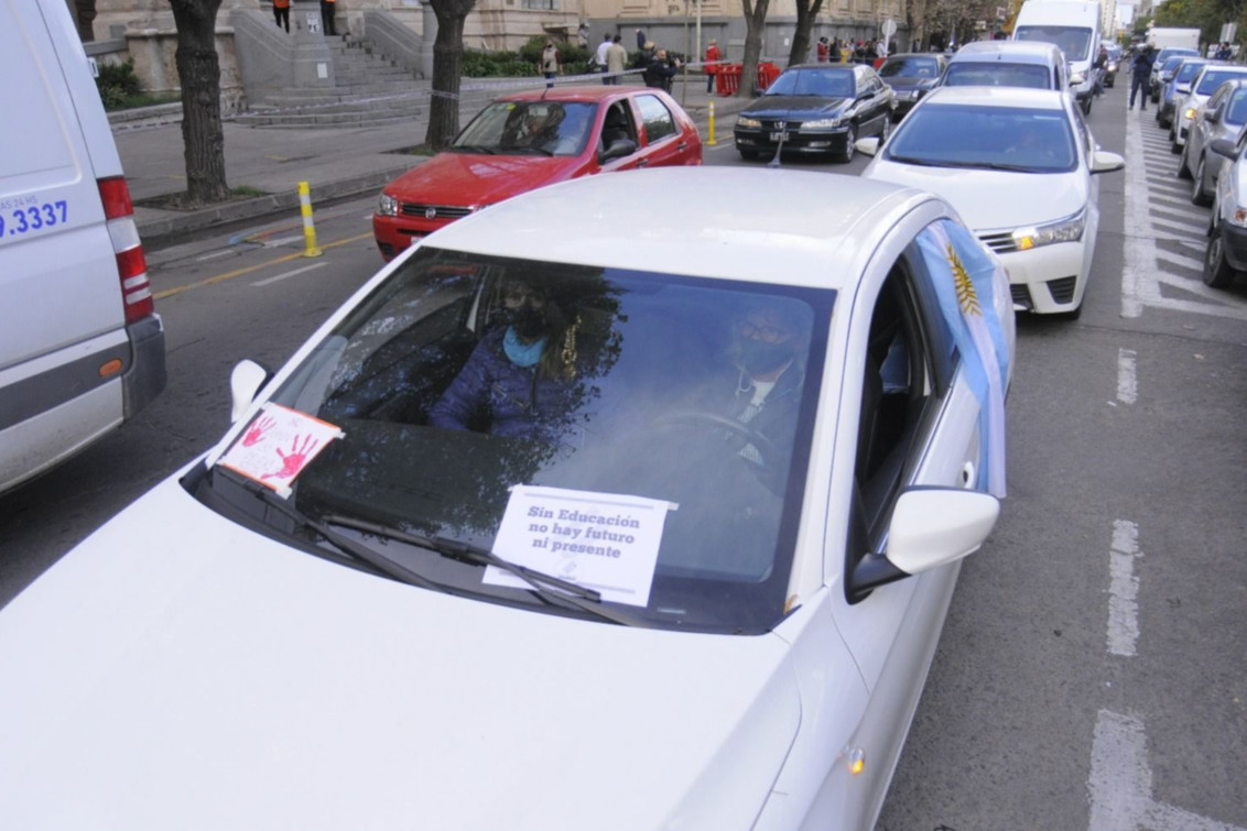 Bocinazo en el centro bahiense para pedir por la continuidad de las clases presenciales