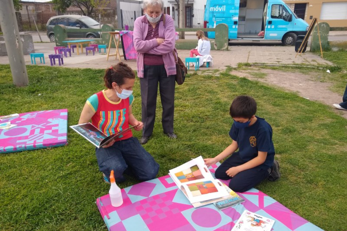 BIBLIOMÓVIL: Hubo actividad en la Plazoleta Alsina
