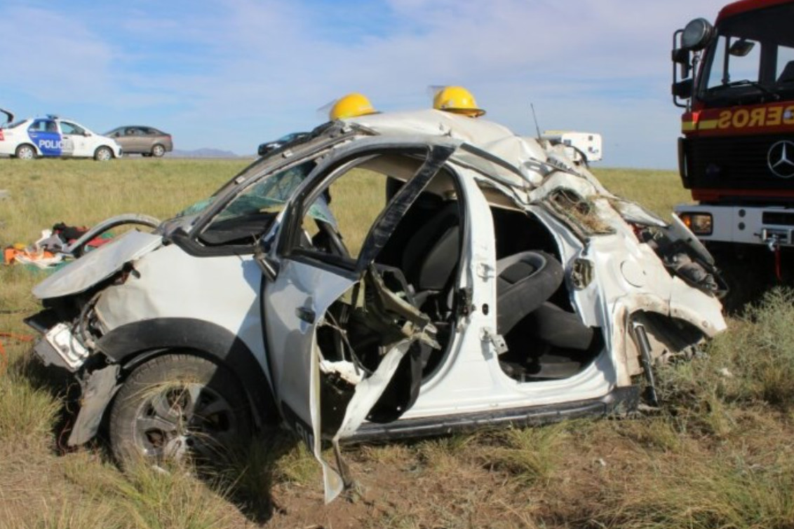 Chocó violentamente contra un guardarrail en la Ruta 33 y terminó volcando