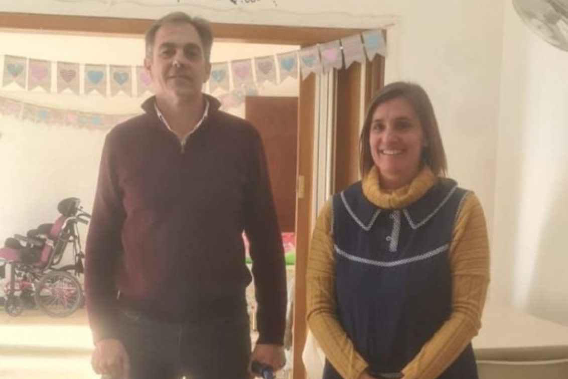 El Club Rotario local hizo entrega de una silla de ruedas a la Escuela Especial N°502