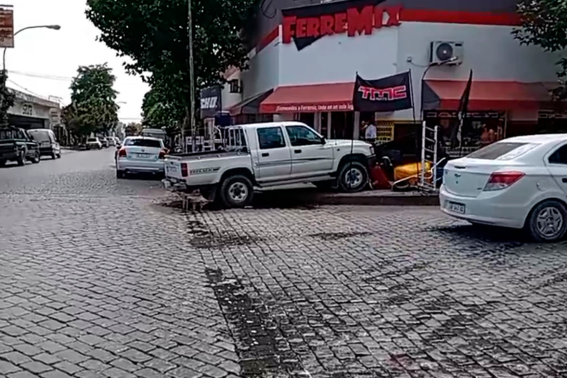 Una persona se habría descompensado y terminó arriba de la vereda con su camioneta